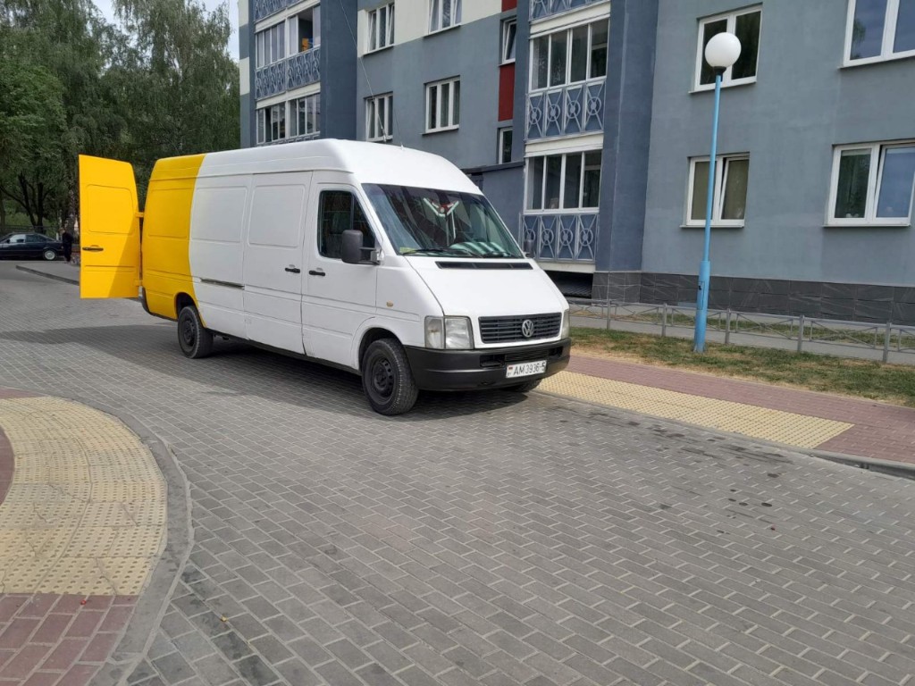 Доставка грузов — погрузка в фургон