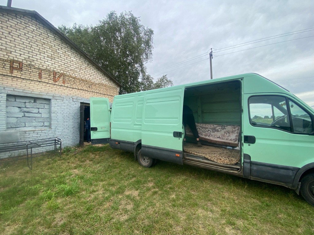 Погрузка крупногабарита в фургон с защитой